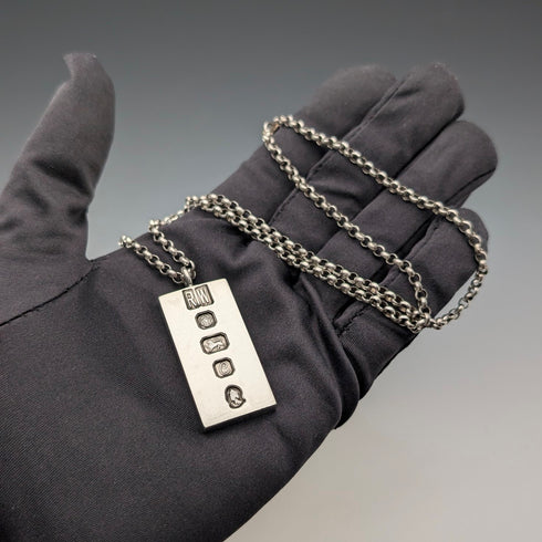 1977 British pure silver jubilee ingot pendant with pure silver necklace, total weight 42g, Ralph Weston